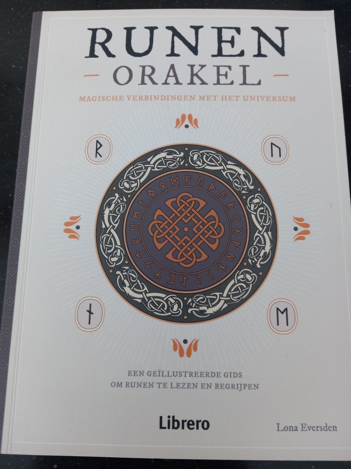 Lona Eversden - Runenorakel, Astrologie, Overige typen, Ophalen of Verzenden, Zo goed als nieuw