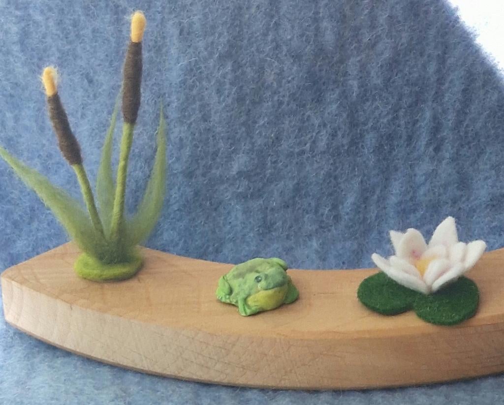 Jaarring Kikker Seizoenstafel Vrije School Waterlelie, Hobby en Vrije tijd, Vilt, Nieuw, Figuurtje(s), Wolvilt, Verzenden