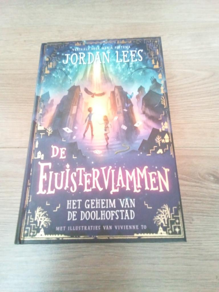 De Fluistervlammen - Het Geheim van de Doolhofstad, Boeken, Ophalen of Verzenden, Nieuw, Jordan Lees, Fictie