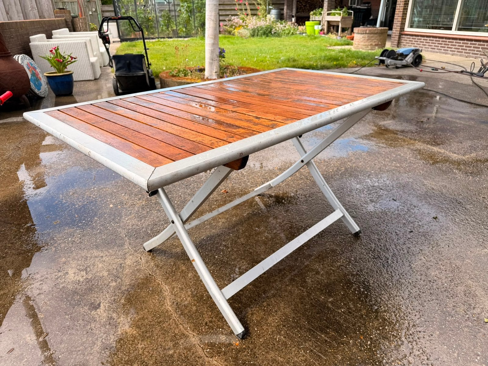 Opklapbare tuintafel met houten blad en metalen frame, Tuin en Terras, Tuintafels, Ophalen, Gebruikt, Rechthoekig, Hout