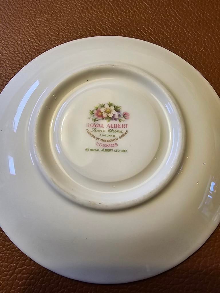 Royal Albert Cosmos Schotel - Flower of the Month Series, Antiek en Kunst, Antiek | Servies los, Ophalen of Verzenden