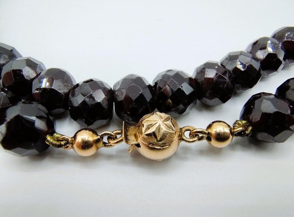 Granaten ketting met gouden bolslot, 72 cm, Gebruikt, Info@zilverwebsite.nl, Verzenden, Zilverwebsite.nl