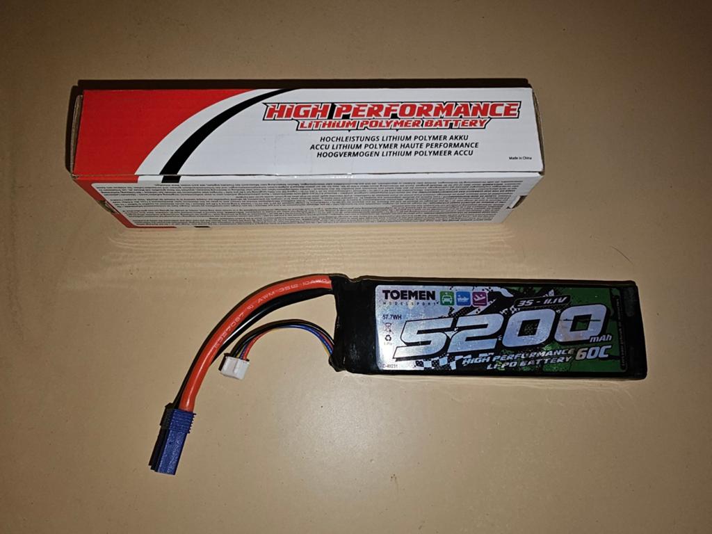 Lipo lader + 2 x 3S 5200mah 11,1V batterij, Ophalen, Overige schalen, Onderdeel