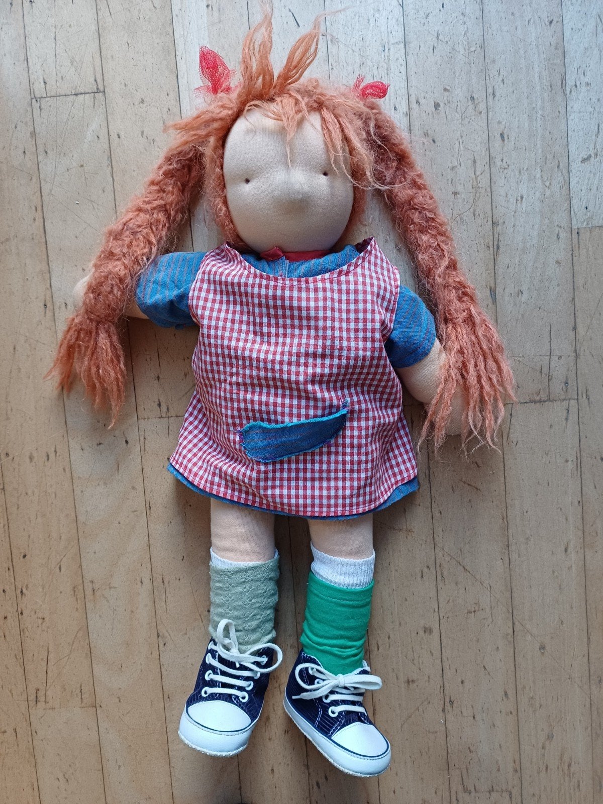Handgemaakte Waldorf pop met rood haar en geruite jurk, Kinderen en Baby's, Ophalen of Verzenden, Zo goed als nieuw, Overige typen
