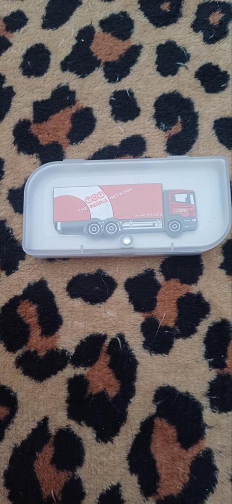 TNT usb stick vrachtwagen nieuw, 1 speler, Ophalen of Verzenden, Vanaf 3 jaar