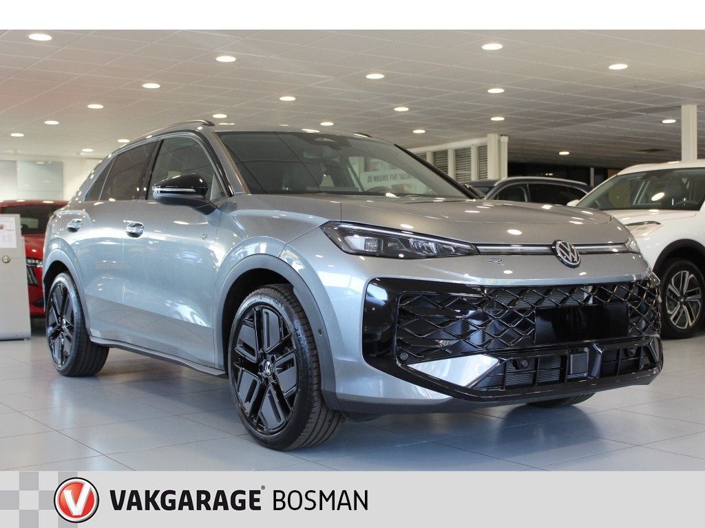 Volkswagen T-Roc 1.5 eTSI R-Line/PANO/CAMERA/CARPLAY, Dealer onderhouden, Zwart, 4 cilinders, 150 pk