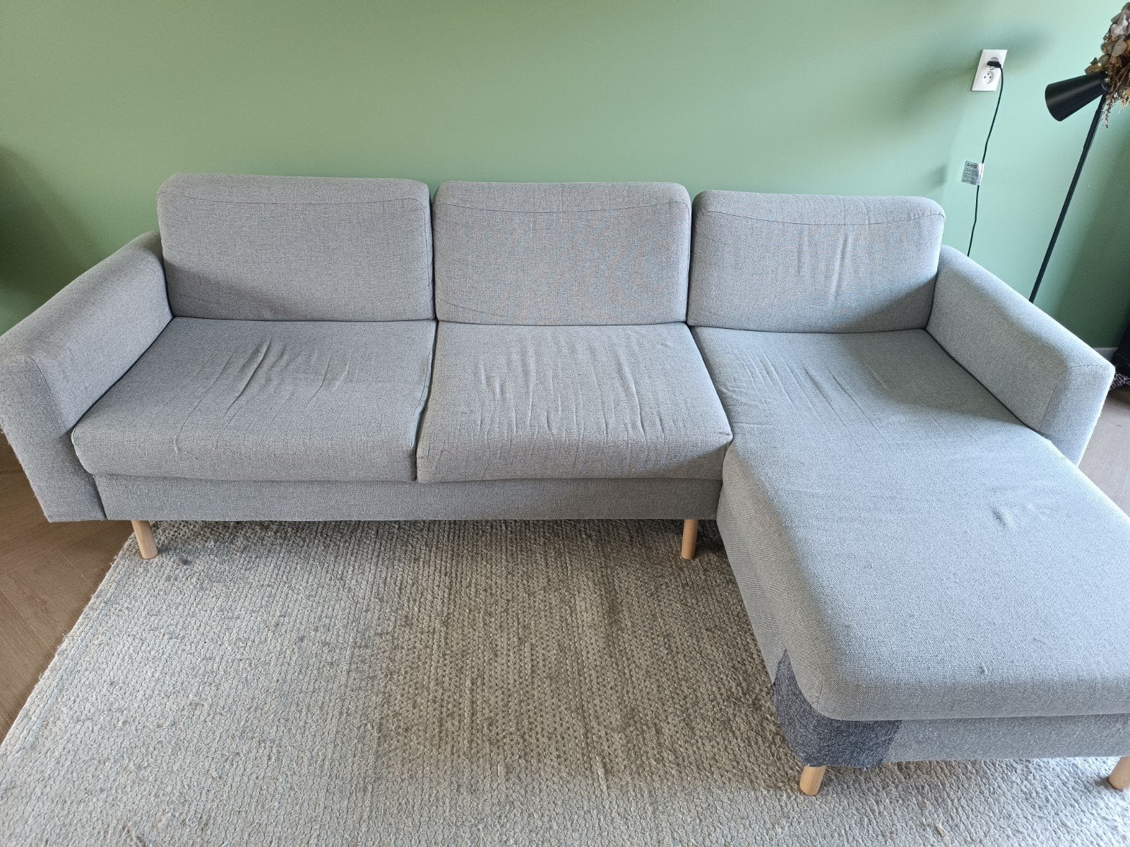 Grijze hoekbank met chaise longue en houten poten, Ophalen, 250 tot 300 cm, Gebruikt, 125 tot 150 cm