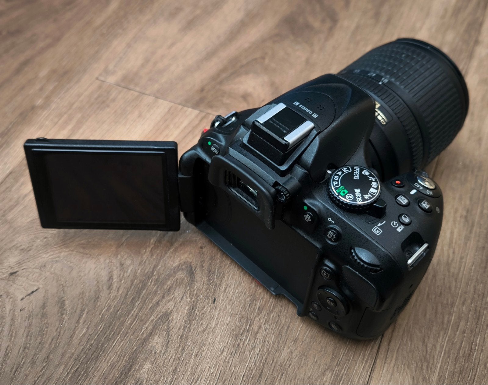 Nikon D5200 , 18-105mm VR , 2 accu's, adapter en riem ZGAN, Spiegelreflex, Lensdop, Ophalen of Verzenden, Zo goed als nieuw