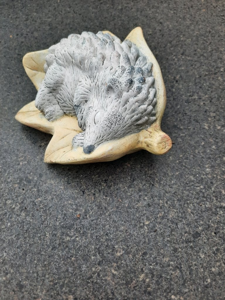 Tuinbeeldje egel op blad, Tuin en Terras, Tuinbeelden, Ophalen of Verzenden, Zo goed als nieuw, Overige materialen, Dierenbeeld