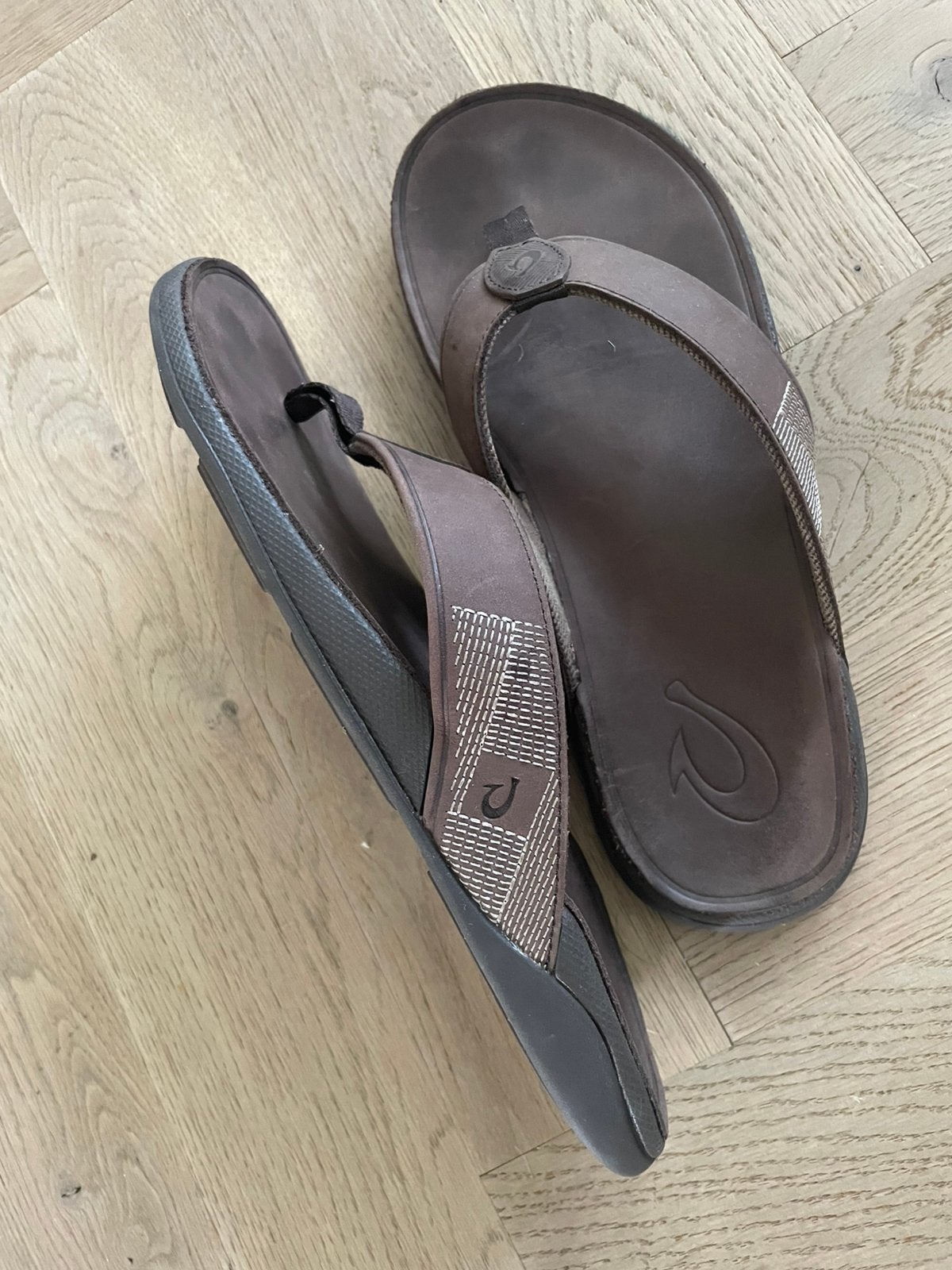 OluKai herenslipper, maat 43, Ophalen of Verzenden, Zo goed als nieuw, Bruin