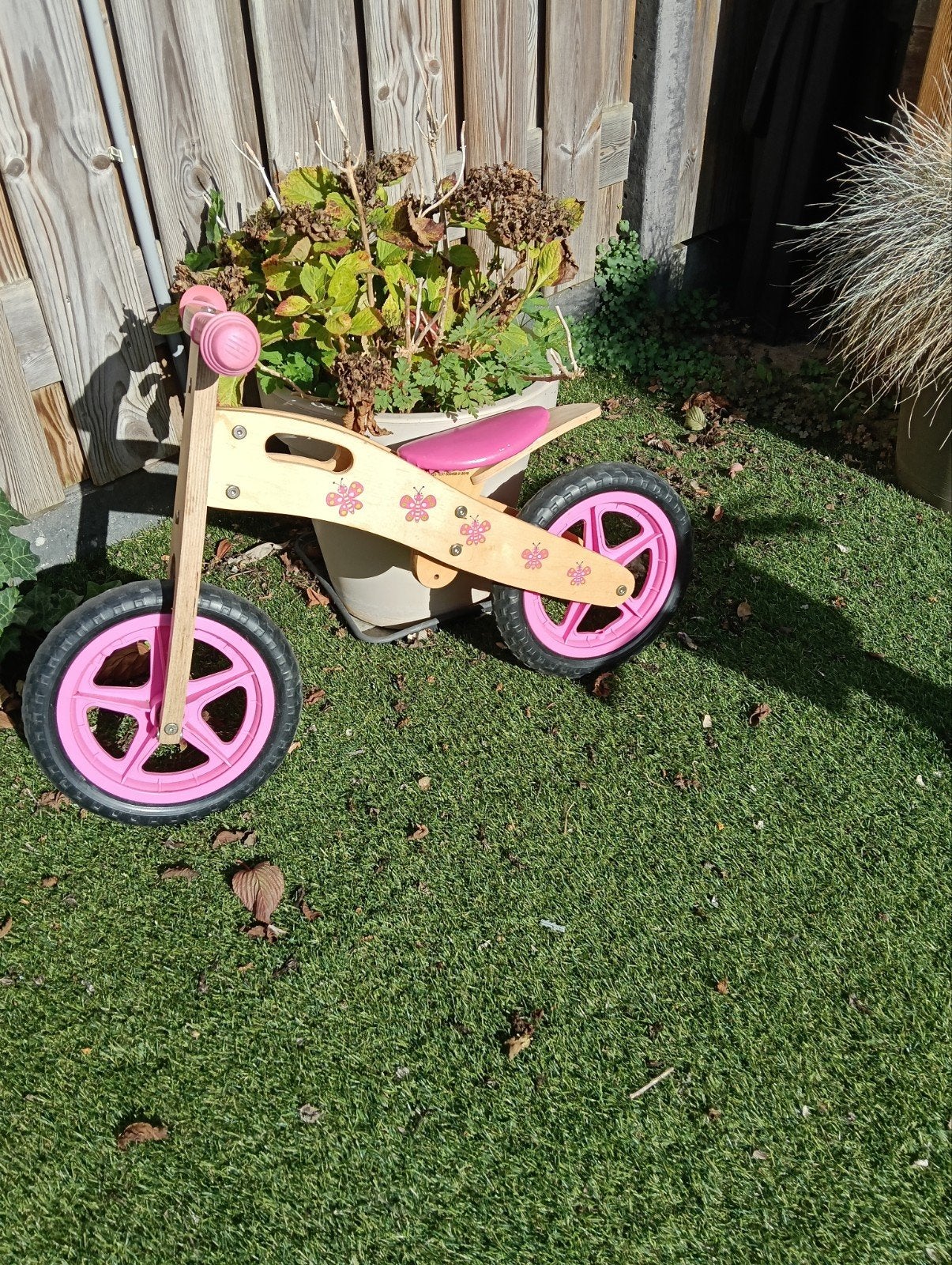 Houten loopfiets roze met vlinders, Ophalen, Gebruikt, Loopfiets