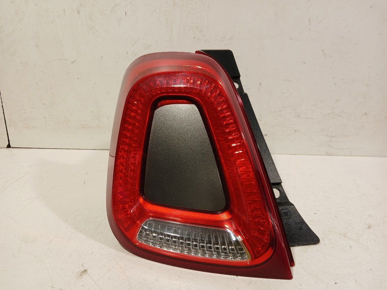 Achterlicht links buiten Fiat 500, Onderdelen@venauto.nl, Van der Ven Autorecycling B.V., Gebruikt, Ettenseweg 76, 4706 PB Roosendaal, The Netherlands