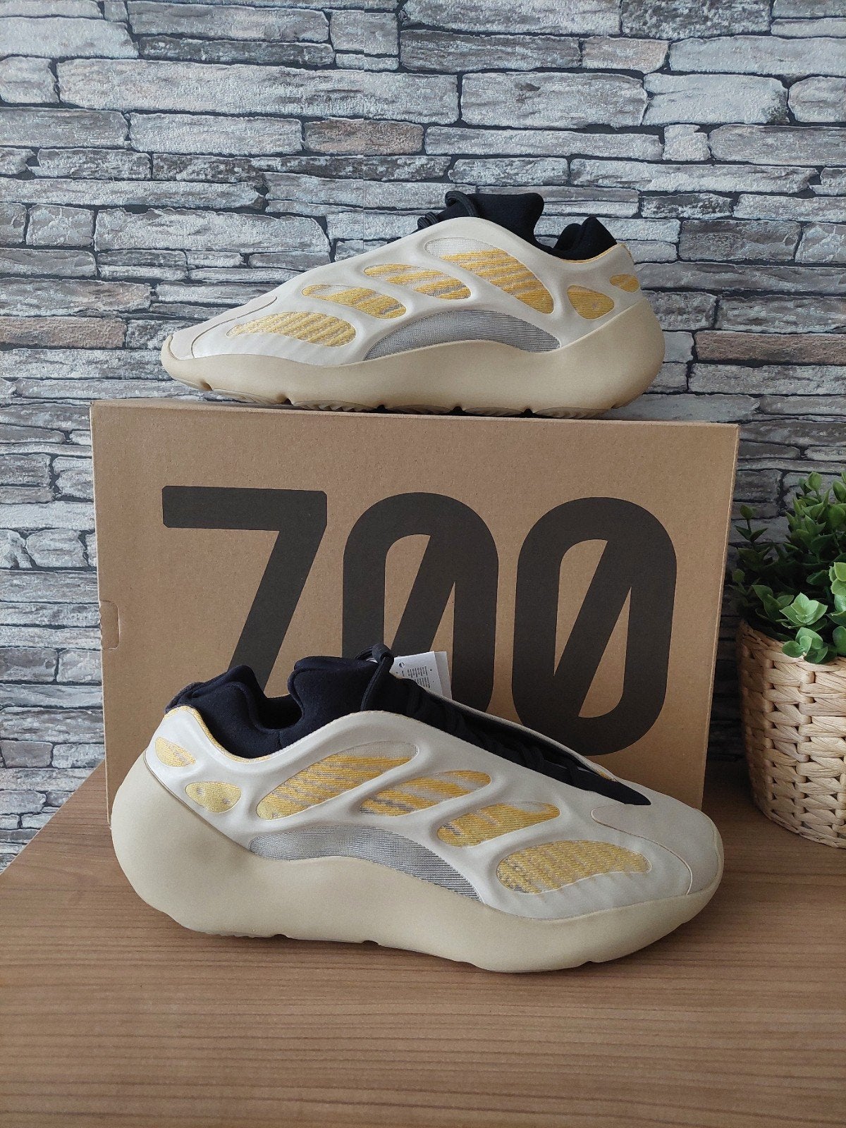 Yeezy 700 V3 / 47 1/3, Wit, Nieuw, Ophalen of Verzenden, Sneakers of Gympen