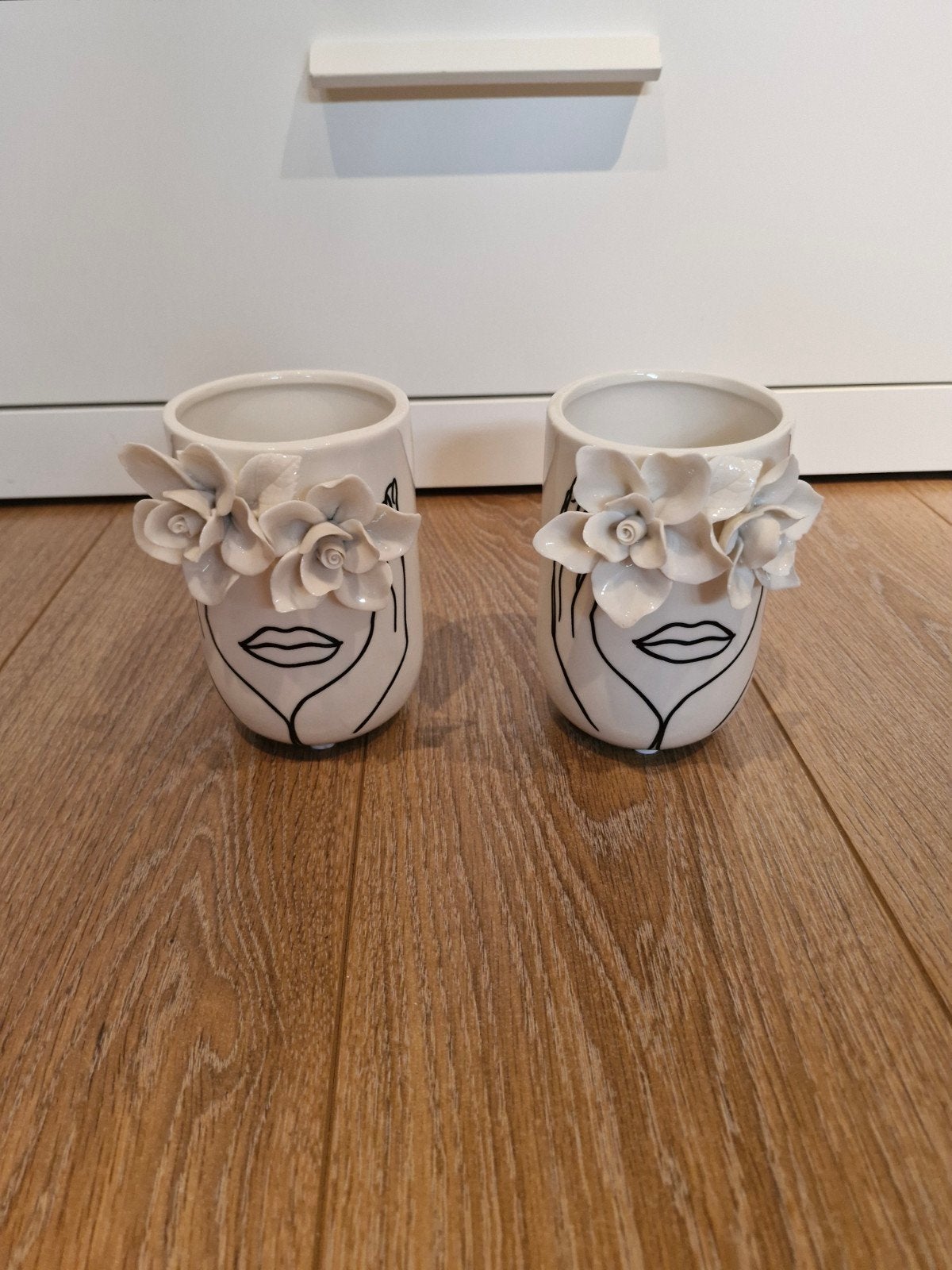 Set van 2 Witte Keramische Vazen met Gezicht en Bloemen, Ophalen of Verzenden, Zo goed als nieuw, Wit