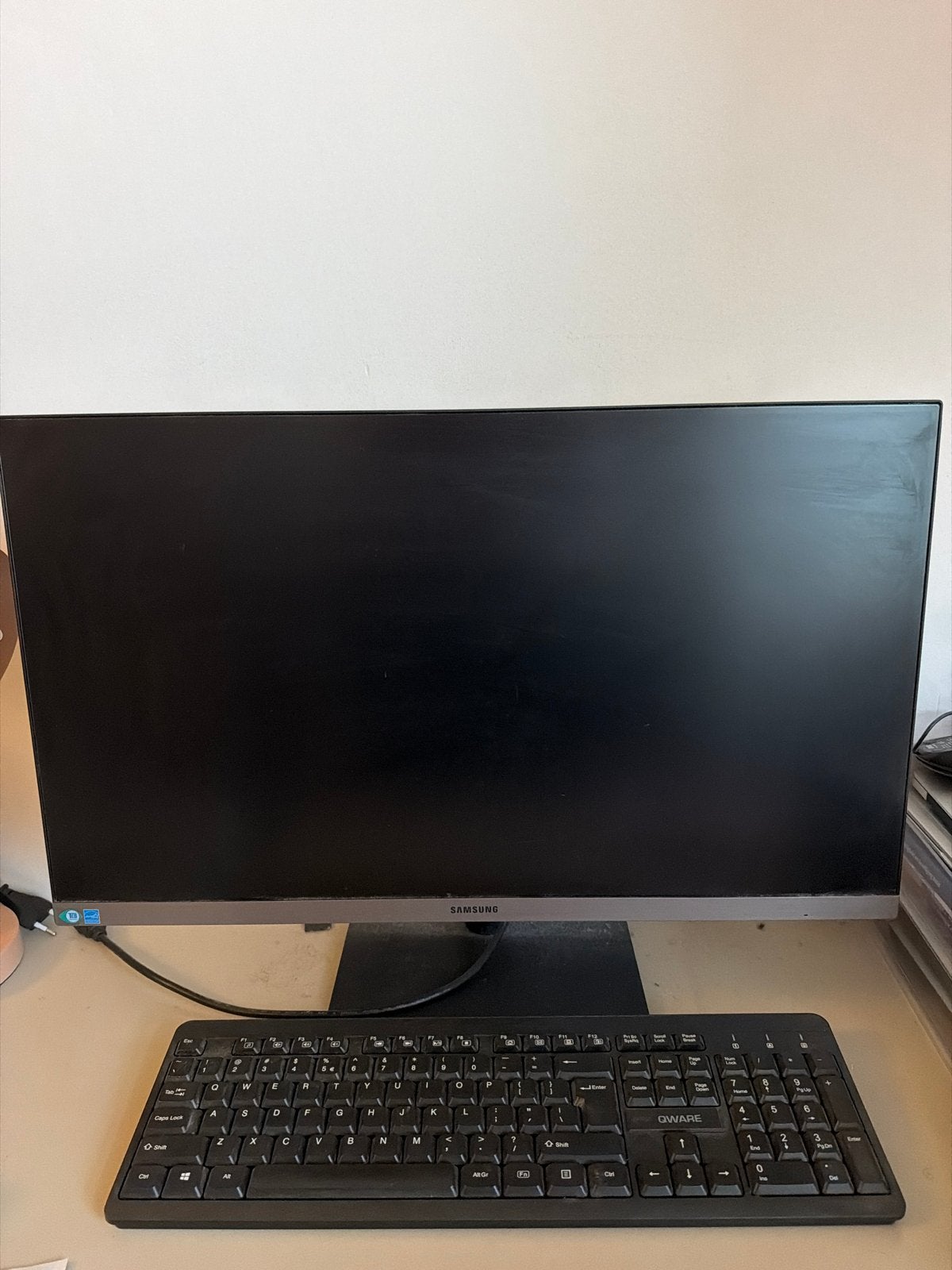 Samsung Monitor + draadloos toetsenbord - Goede Staat, Computers en Software, Monitoren, Ophalen, Kantelbaar, Full HD, Zo goed als nieuw