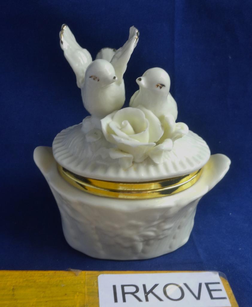 DEKSEL BAKJE MET TWEE DUIFJES * Porselein *, Antiek en Kunst, Verzenden