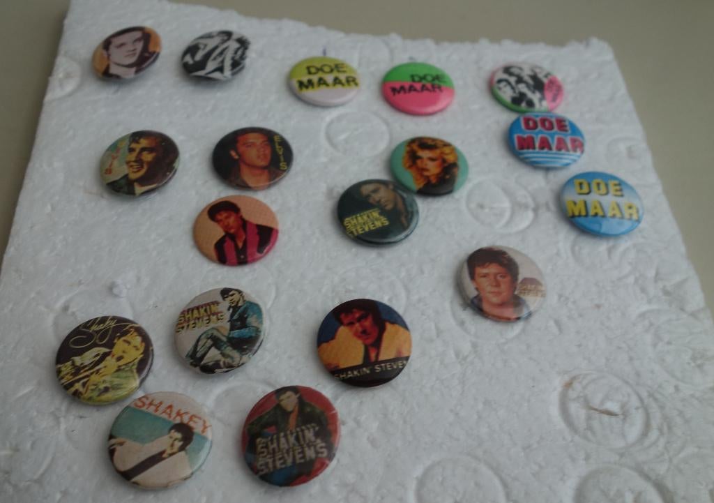 Vintage Buttons van o.a Elvis en Doe Maar, Verzamelen, Speldjes, Pins en Buttons, Verzenden, Gebruikt, Overige onderwerpen, Button