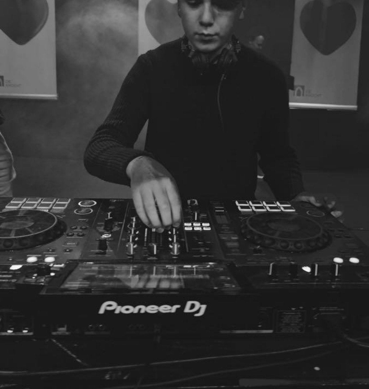 SIMS, de betaalbare DJ die er echt een feest van maakt, Dj