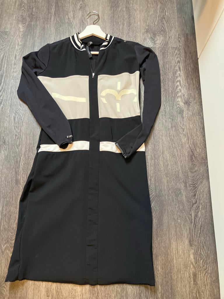 Mooi jurkje van ZIPP73 - Maat XS, Kleding | Dames, Zwart, Ophalen of Verzenden, Zo goed als nieuw, Knielengte