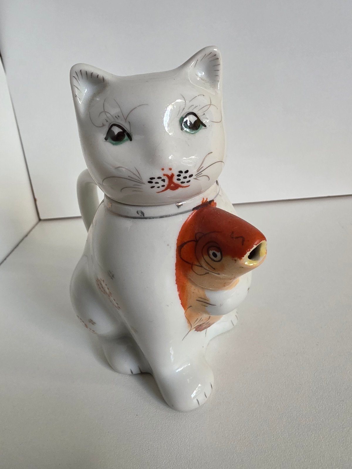 Prachtige vintage katten theepot met koi karper. Lucky Cat, Ophalen of Verzenden, Nieuw, Dier