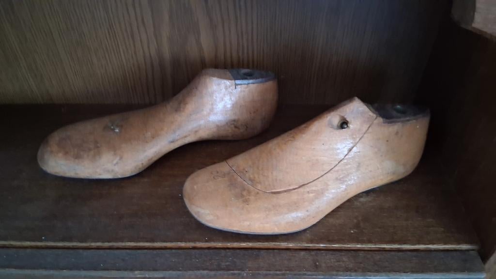 Antieke houten schoenmallen met metalen zool (set van 2), Verzenden
