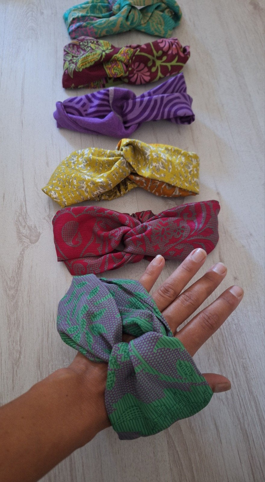 Partij van 110 nieuwe zijden kinder bandana haarbanden., Sieraden, Tassen en Uiterlijk, Uiterlijk | Haarverzorging, Ophalen of Verzenden