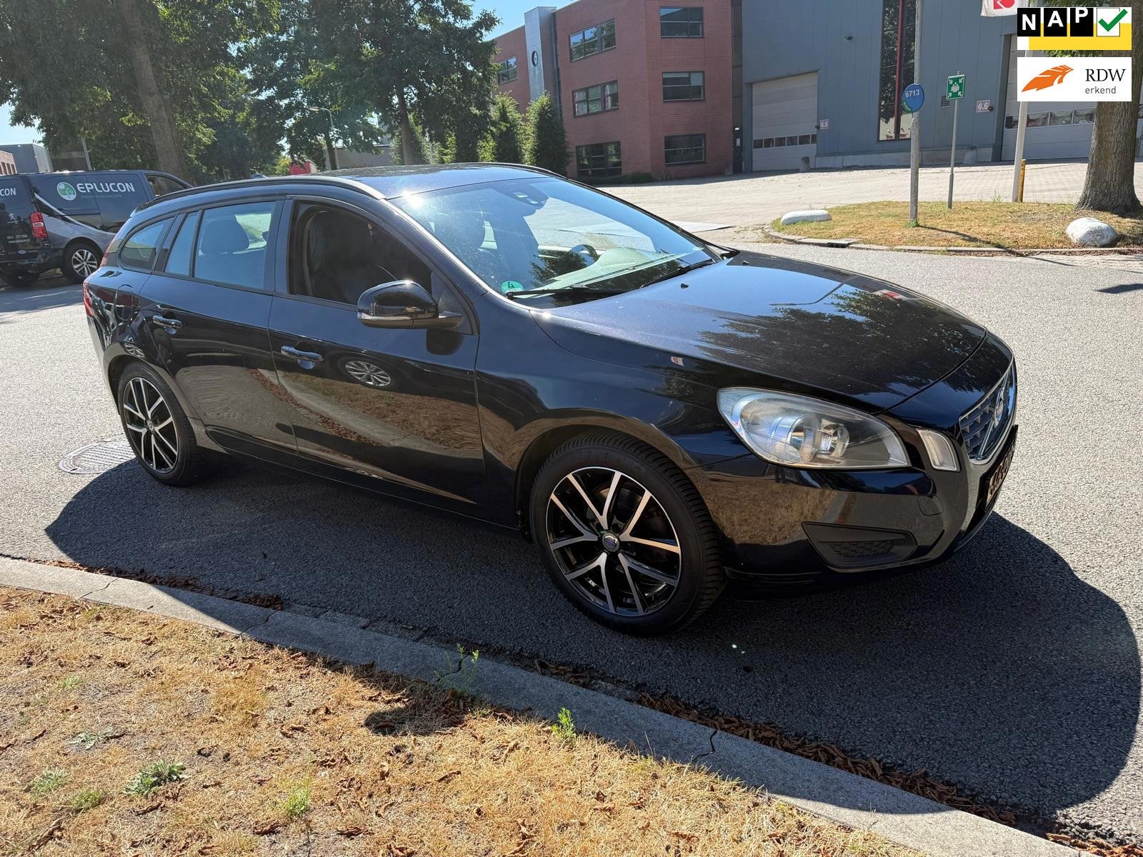 Volvo V60 1.6 T4 Kinetic automaat, Auto's, Gebruikt, Zwart, Zwart, 1600 kg