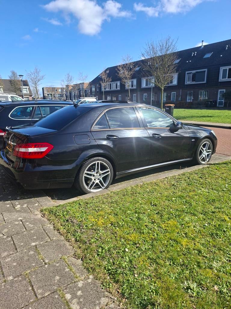Mercedes-Benz E-Klasse E220cdi Sedan Aut5 W212 2011 Zwart, Auto's, Mercedes-Benz, Euro 5, Zwart, 4 cilinders, 2000 kg