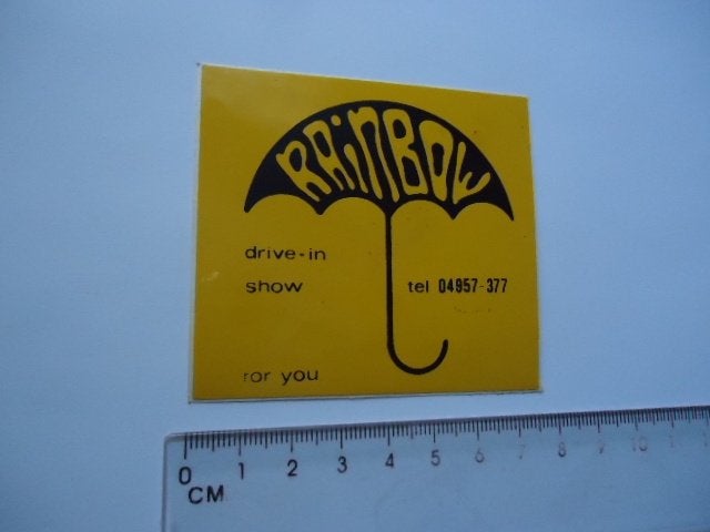 sticker oud Raindbow drive in show hugten retro, Verzenden, Zo goed als nieuw, Bedrijf of Vereniging