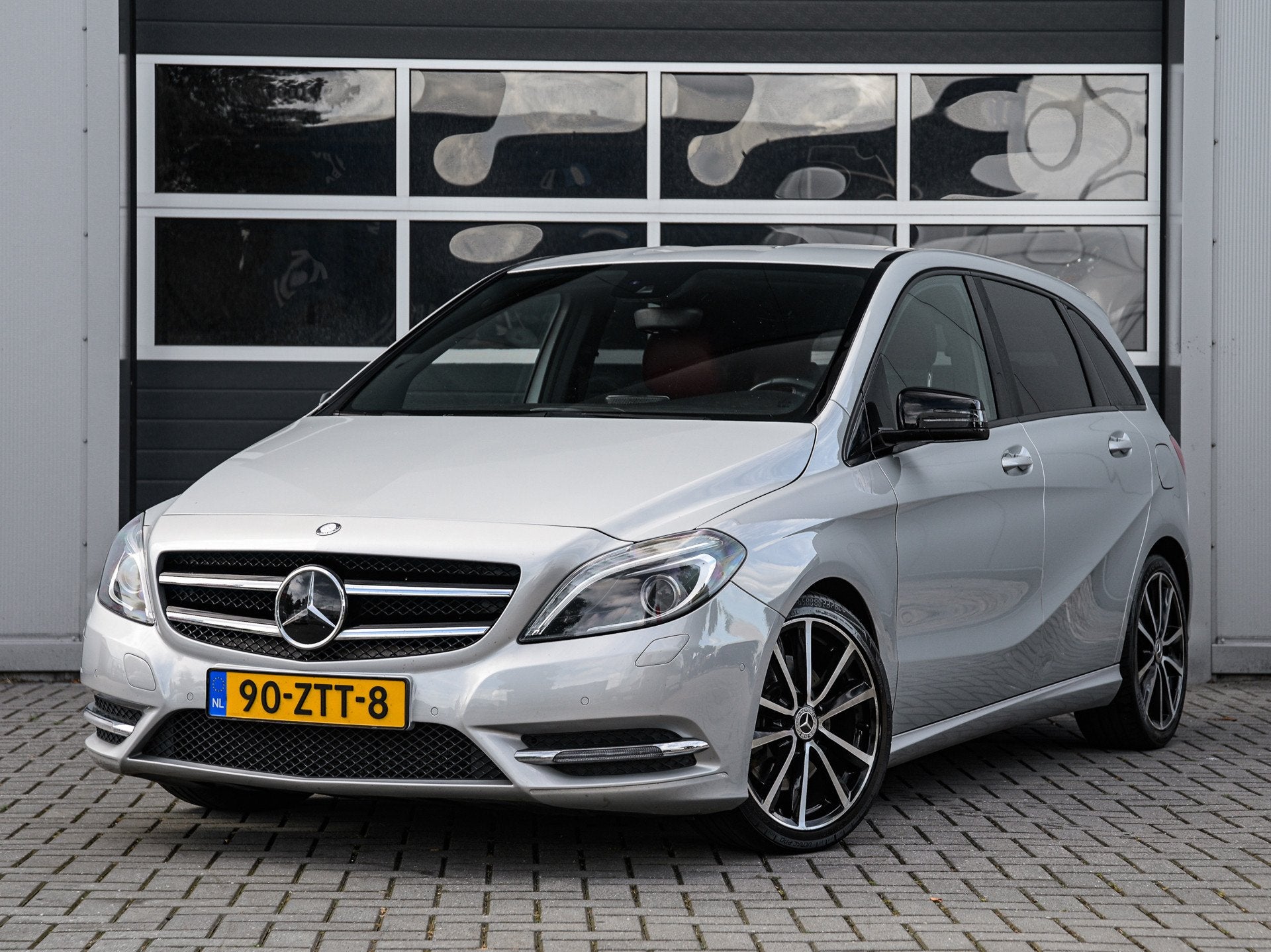 Mercedes-Benz B-klasse 250 Ambition | Rood leder | Xenon | C, Auto's, Mercedes-Benz, Euro 6, 4 cilinders, Nieuw, 211 pk