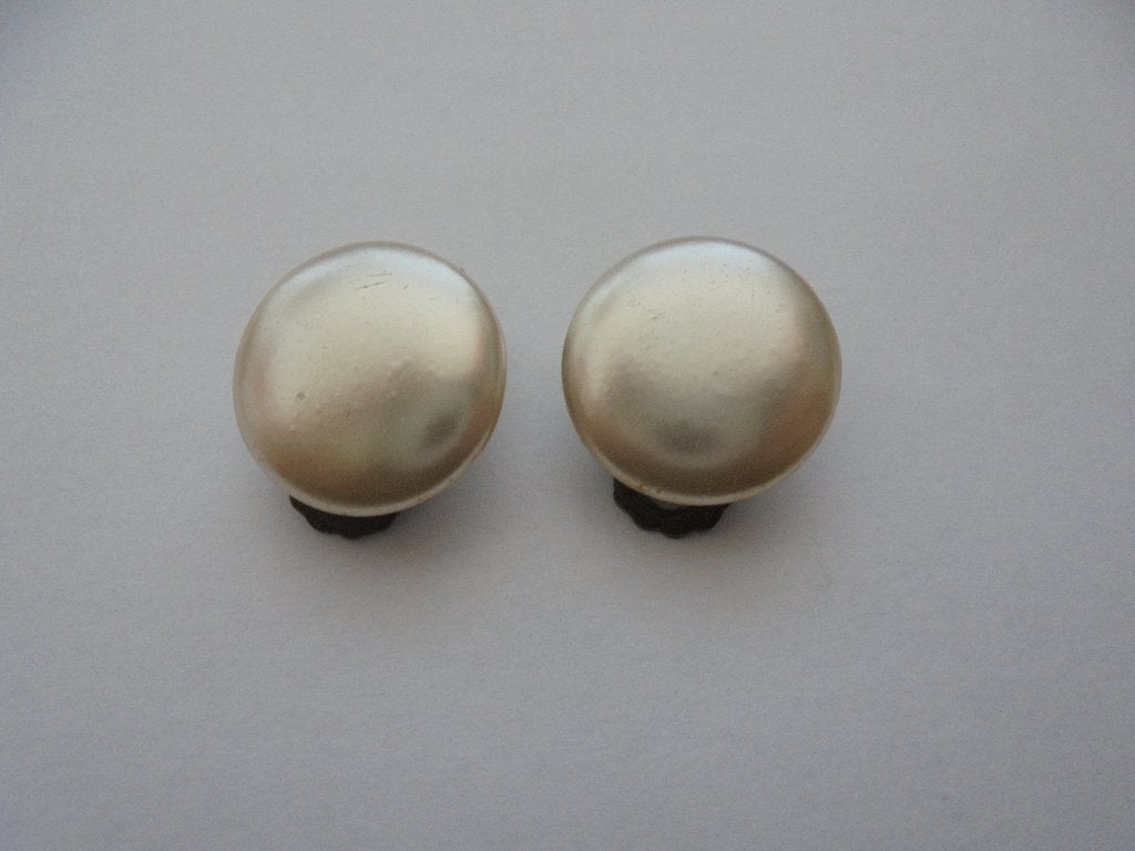 Vintage oorbellen klips parel plat, Ophalen of Verzenden, Zo goed als nieuw, Wit, Overige materialen