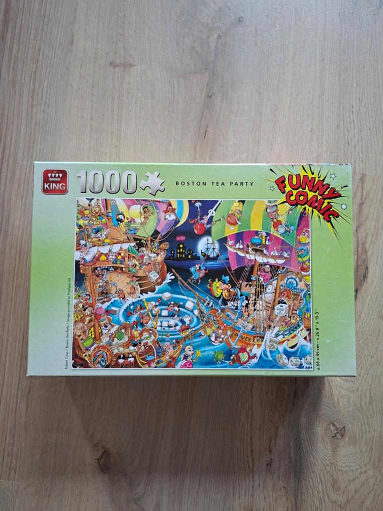 King Funny Comic puzzel - Boston Tea Party - 1000 stukjes, Ophalen of Verzenden, 500 t/m 1500 stukjes, Zo goed als nieuw, Legpuzzel