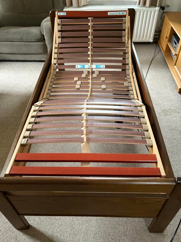 Donkerbruin senioren bed met verstelbare lattenbodem, Ophalen, 90 cm, Eenpersoons, Bruin