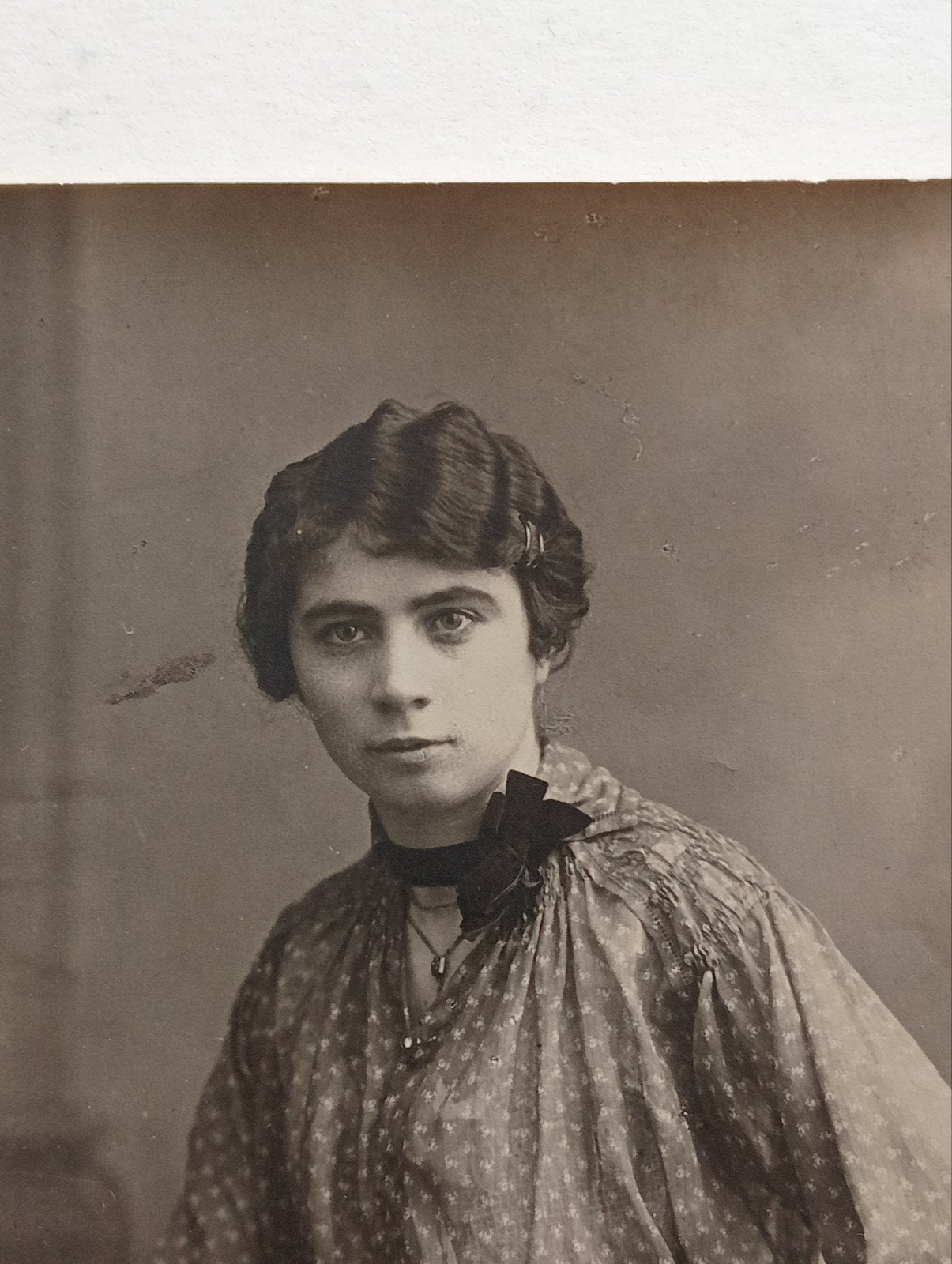 Fotokaart vrouw met boek en boeket omstreeks 1910, Verzamelen, Ophalen of Verzenden, Voor 1940, Gebruikt