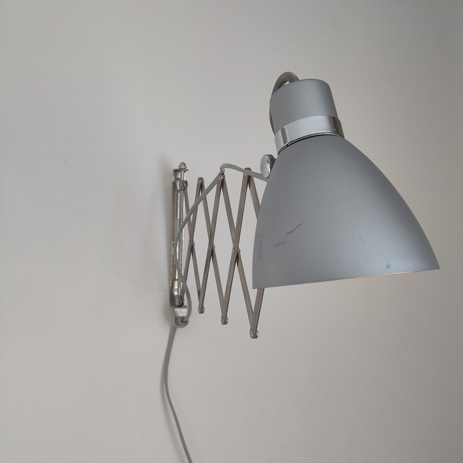 Massive metalen scharnier lamp, Kunststof, Grijs, Ophalen of Verzenden, Zo goed als nieuw