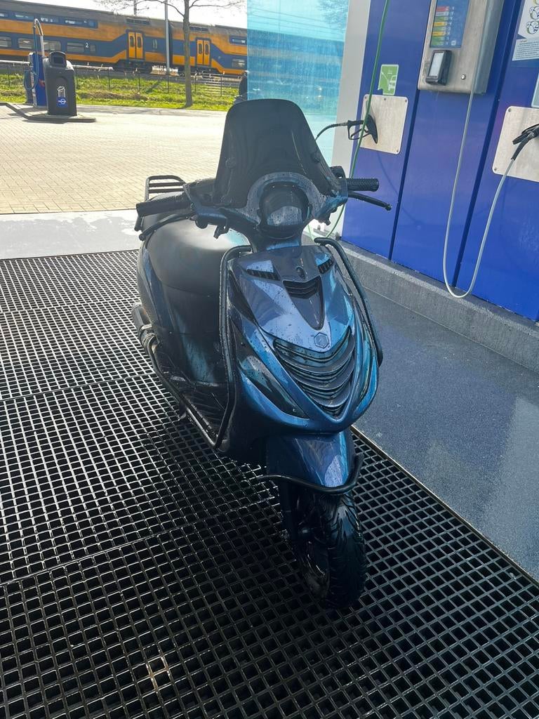 Piaggio zip 4t 80cc, Fietsen en Brommers, Scooters | Piaggio, Zo goed als nieuw, Zip, Benzine, Ophalen