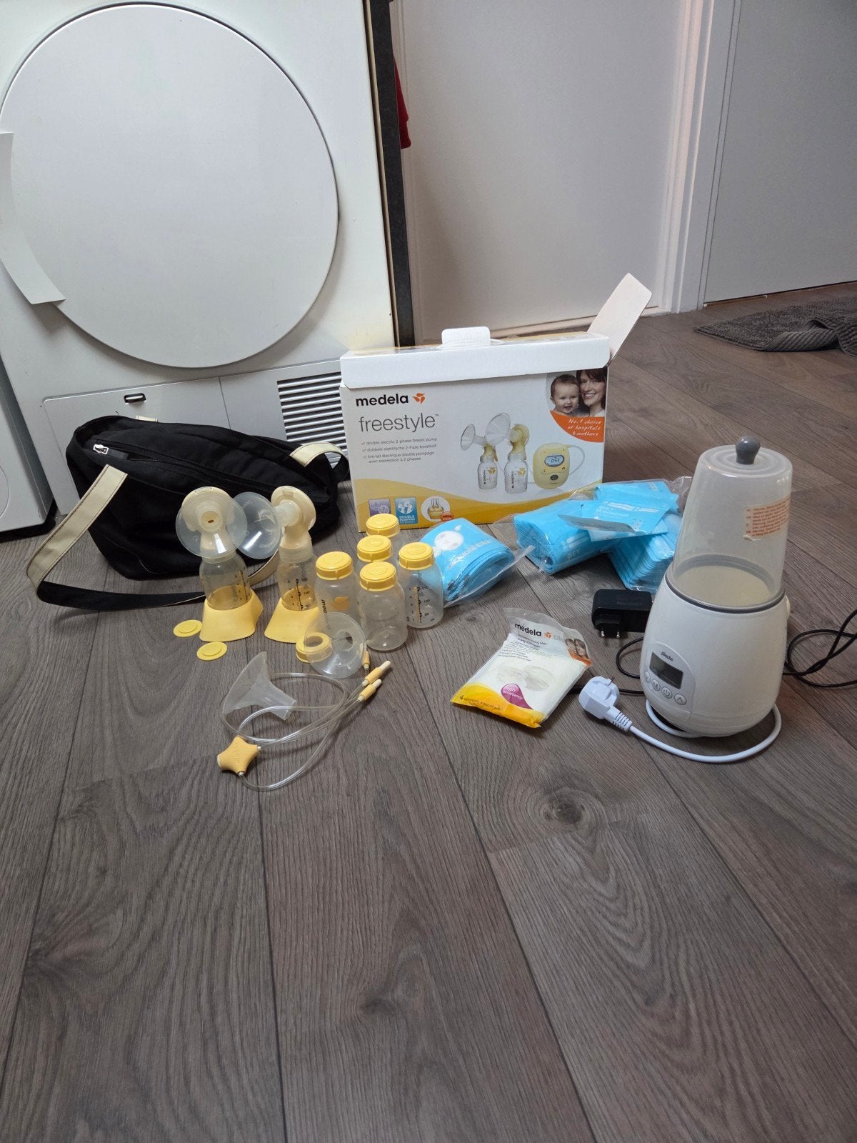 Medela Freestyle dubbele elektrische borstkolf met extra's, Ophalen, Zo goed als nieuw