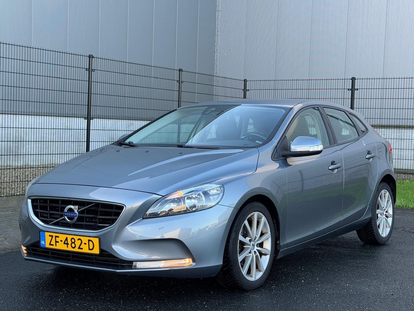 Volvo V40 1.6 D2 Momentum| LEDER | NAVI | CLIMATE, Voorwielaandrijving, Euro 6, 4 cilinders, Leder