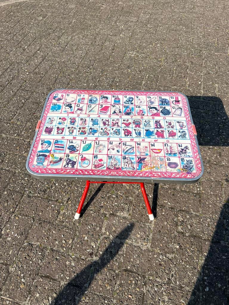 Vintage kinder opklaptafel met Thais alfabet, Gebruikt, Tot twee personen, Metaal, Rechthoekig