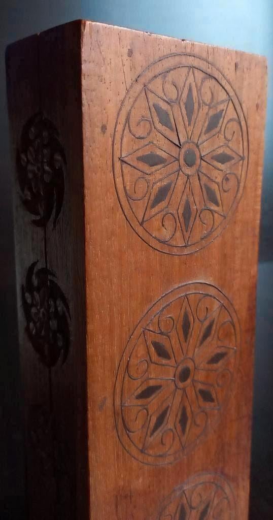 Een antieke, kleine houtsnijwerk sieradendoos, Antiek en Kunst, Kunst | Beelden en Houtsnijwerken, Ophalen of Verzenden