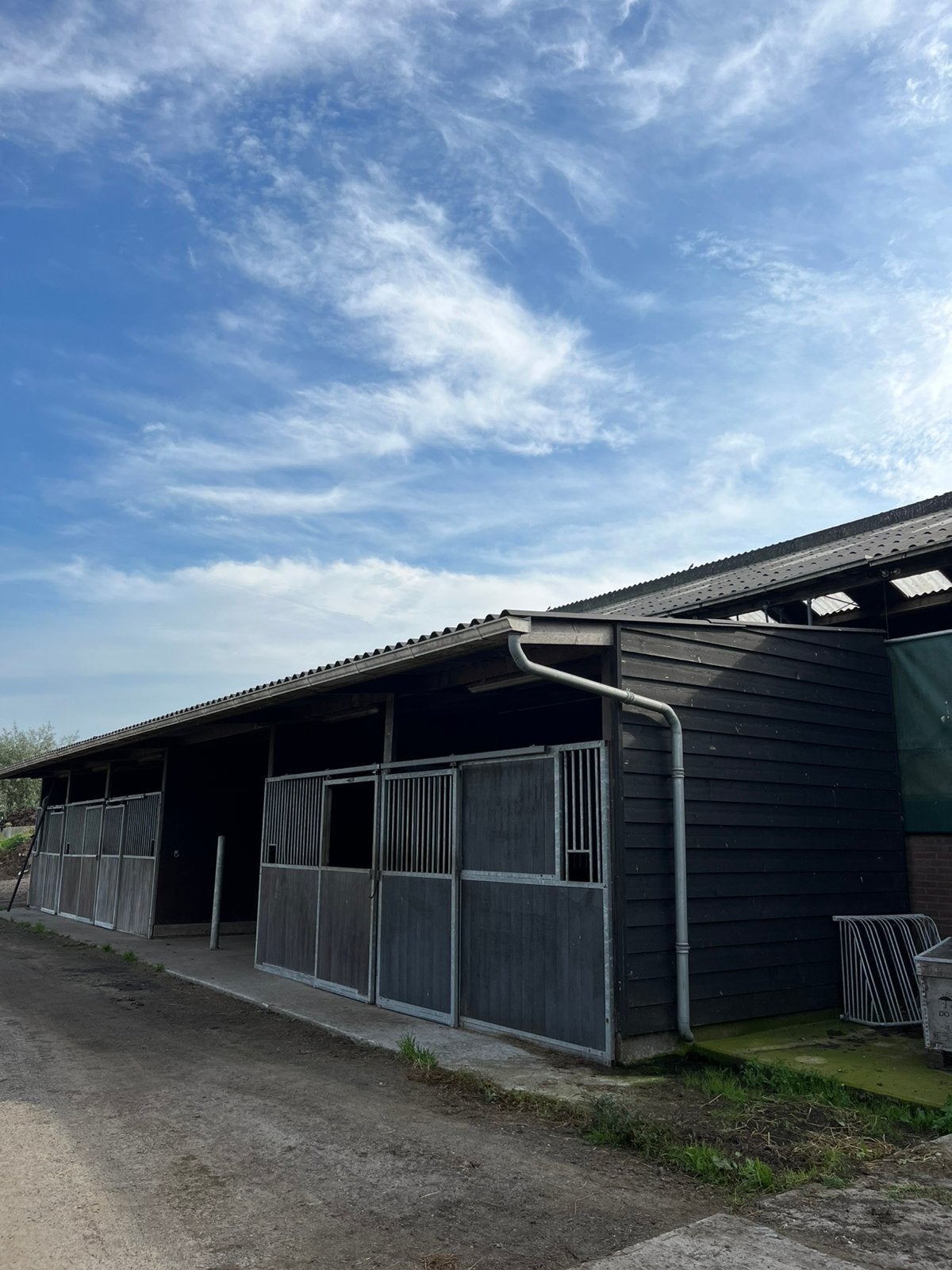 Ruime paardenstalling te huur, Dieren en Toebehoren, Stalling, 4 paarden of pony's of meer
