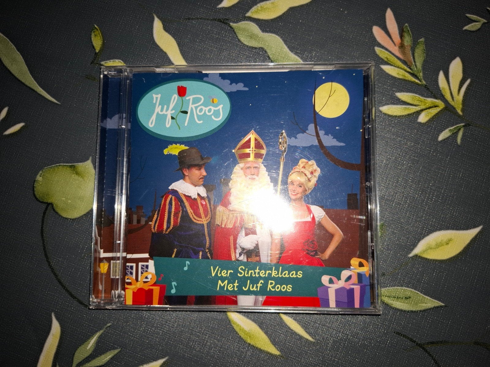Vier Sinterklaas Met Juf Roos CD - Zo goed als nieuw, Inclusief boekje, Ophalen of Verzenden, Zo goed als nieuw, Sinterklaas
