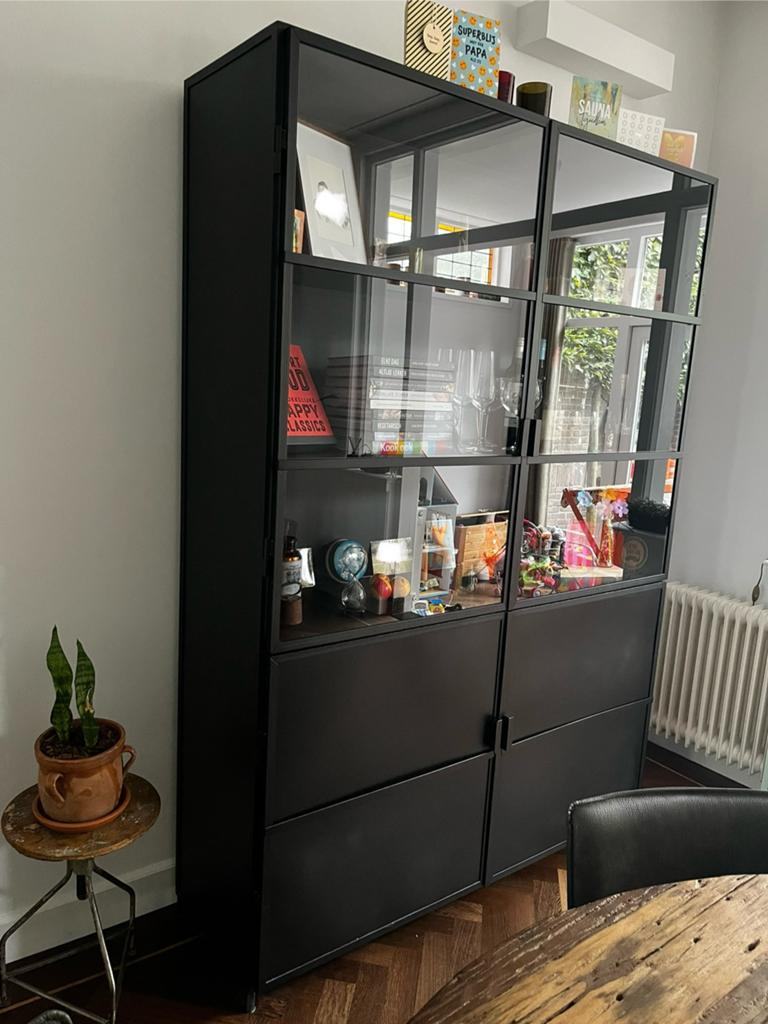 Zwarte vitrinekast met glazen en stalen deuren, Huis en Inrichting, Kasten | Vitrinekasten, Gebruikt, 200 cm of meer, 100 tot 150 cm