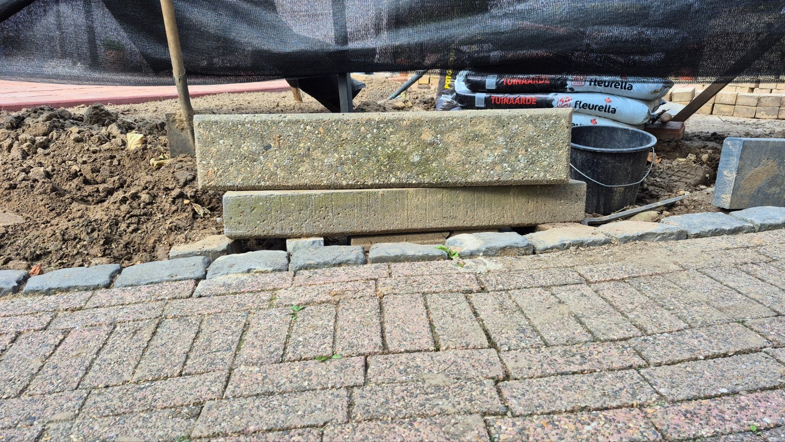 2 Grote betonblokken,gratis., Tuin en Terras, Ophalen, Biels, Minder dan 25 cm, Minder dan 100 cm