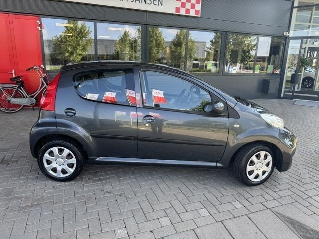 Peugeot 107 1.0-12V SUBLIME 5-DRS. + AIRCO (bj 2010), Auto's, Stof, Gebruikt, Metallic lak, 4 stoelen