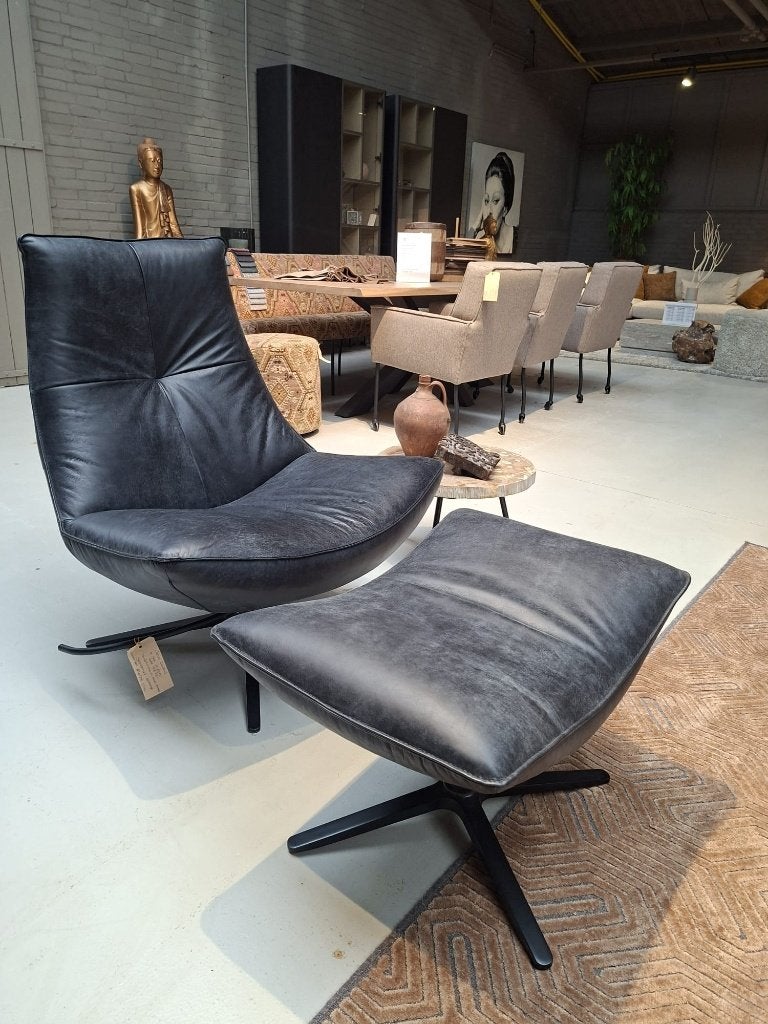 Cross fauteuil met hocker in Leder Concrete nu voor €1299,-, Huis en Inrichting, Fauteuils, Ophalen, Nieuw, 75 tot 100 cm, Leer