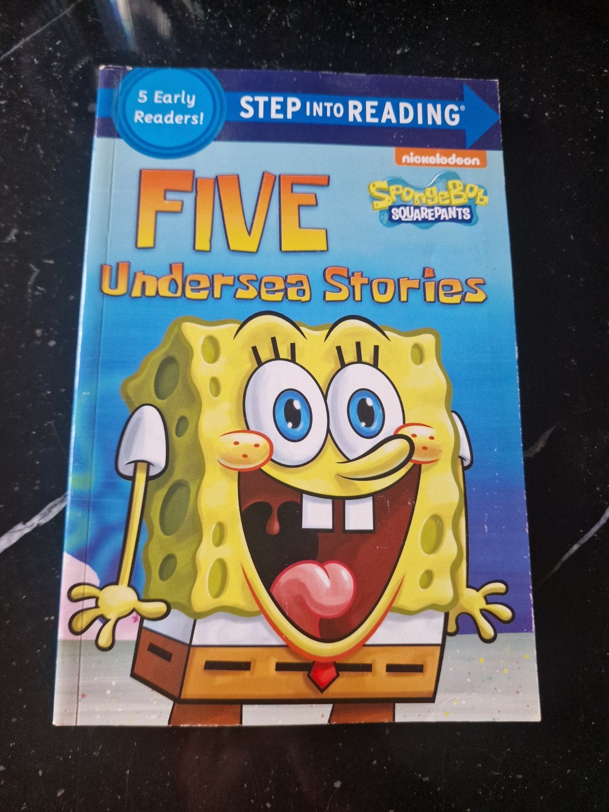 SpongeBob SquarePants: Vijf Onderzeese Verhalen ENGELS, Ophalen of Verzenden, Zo goed als nieuw, Nickelodeon, Fictie algemeen