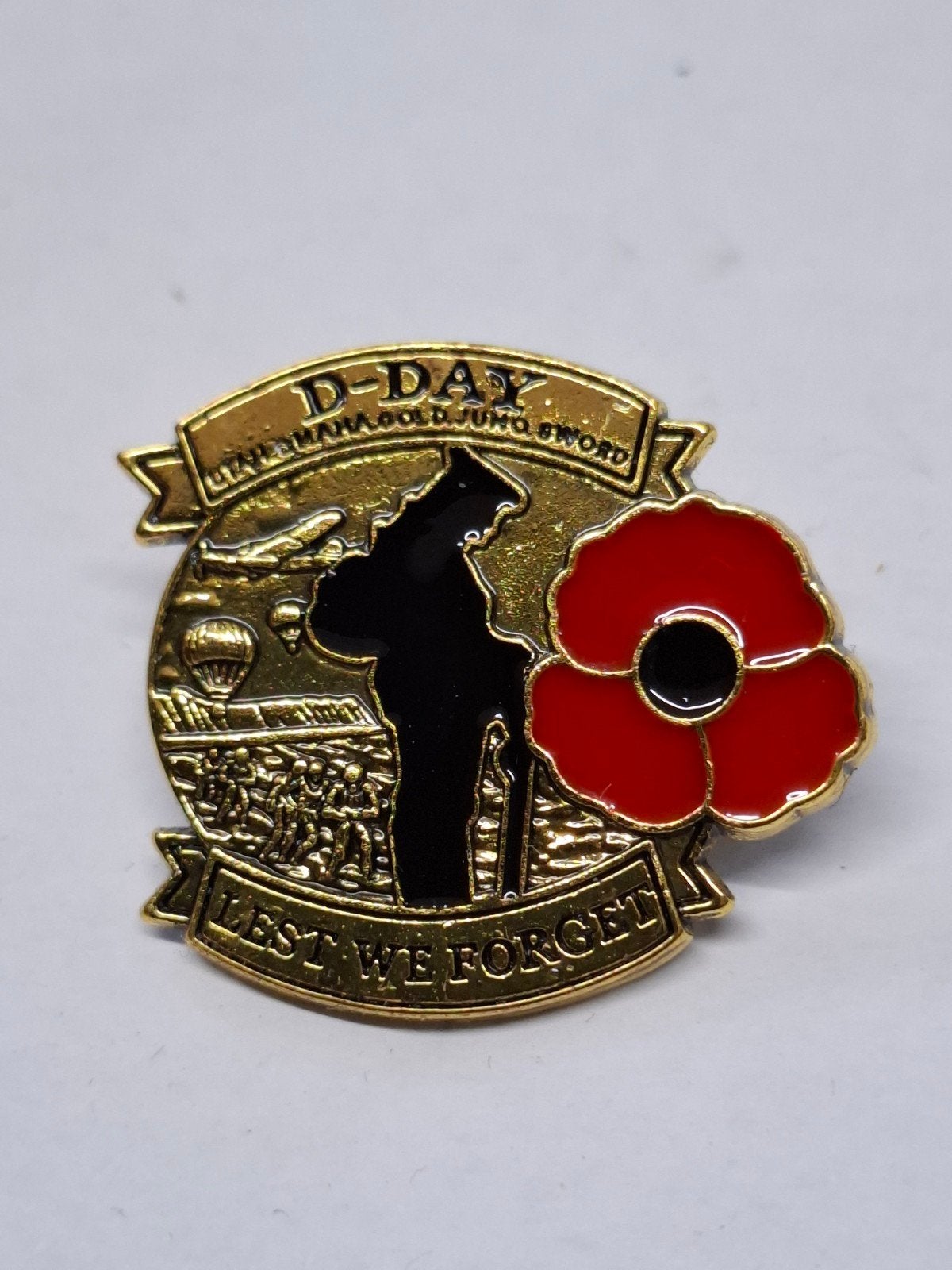 D-Day 'Lest We Forget' Speldje - Herdenking WOII, Ophalen of Verzenden, Zo goed als nieuw, Overige onderwerpen, Speldje of Pin