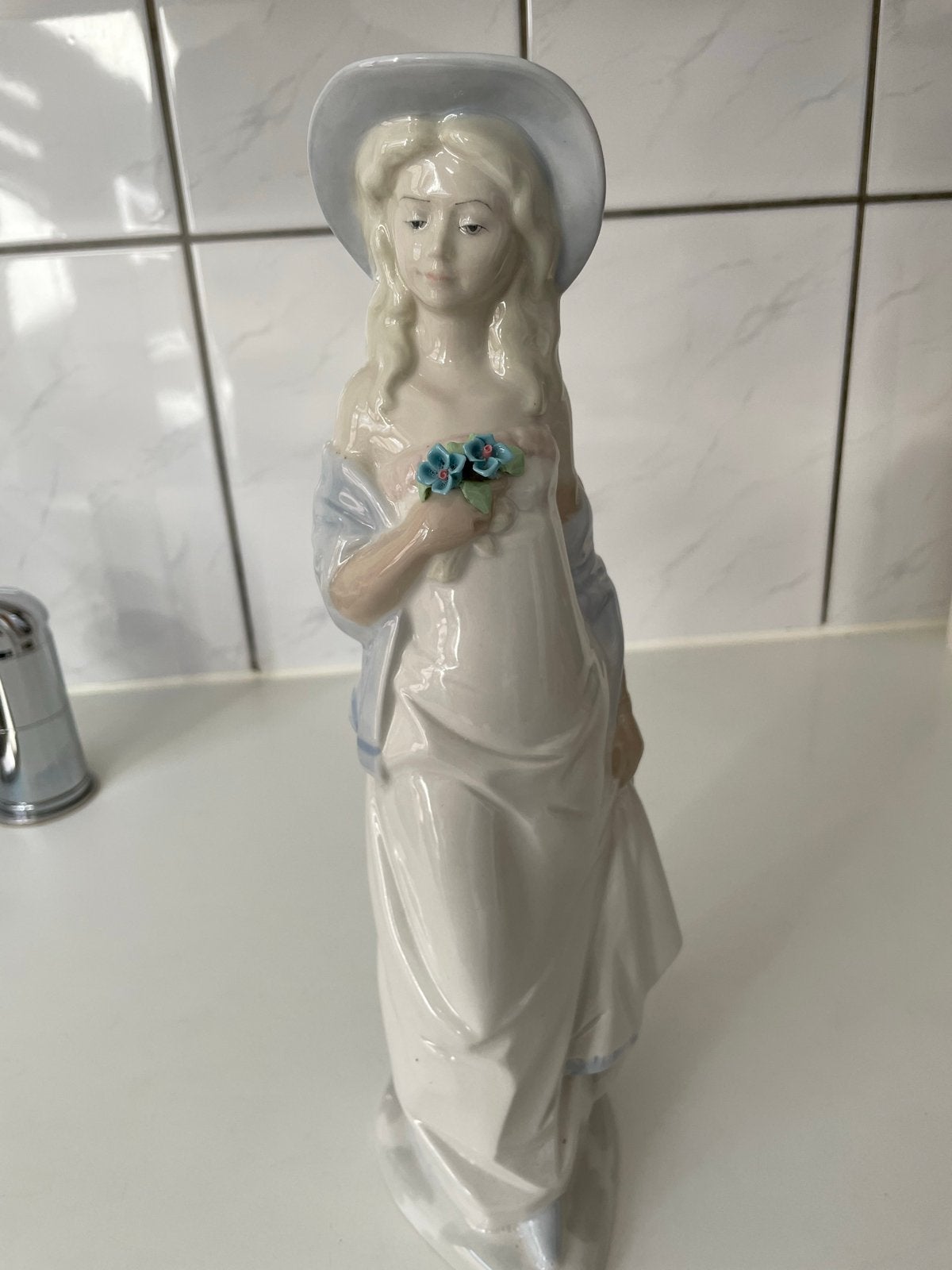 Prachtig Spaans beeldje van dame met bloemen, 28 cm hoog, Verzamelen, Ophalen of Verzenden, Gebruikt, Mens