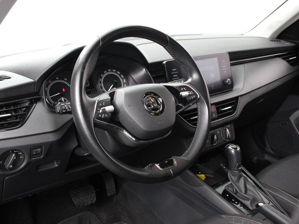Skoda Kamiq 1.0 TSI Sport Business Climate control Cruise co, Auto's, Skoda, Gebruikt, Euro 6, Parkeersensor, Wit